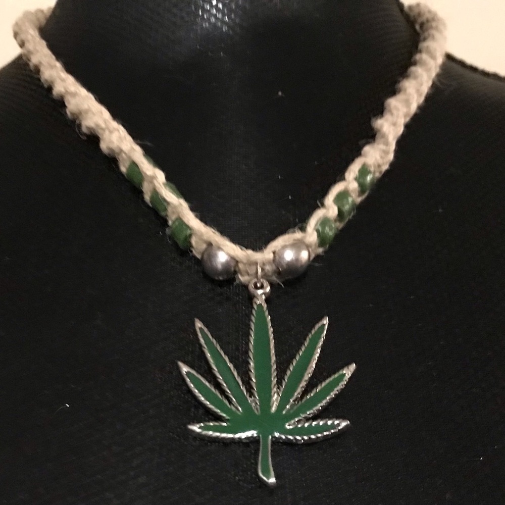 HANDMADE 100% HEMP MACRAMÉ POTLEAF NECKLACE - Picture 5 of 12